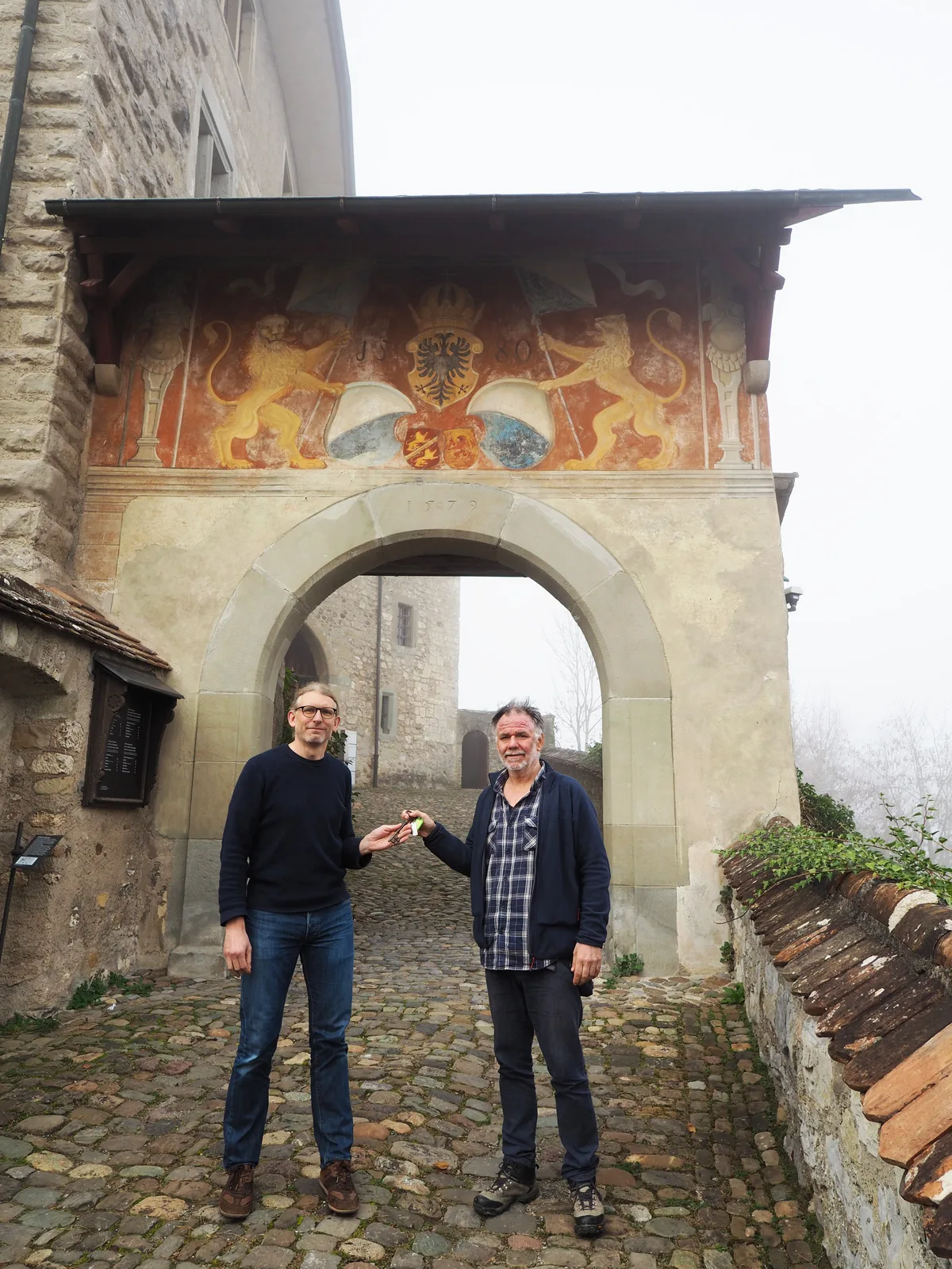 Benjamin Hitz (links) und Ueli Stauffacher (rechts) stehen vor der Kyburg.